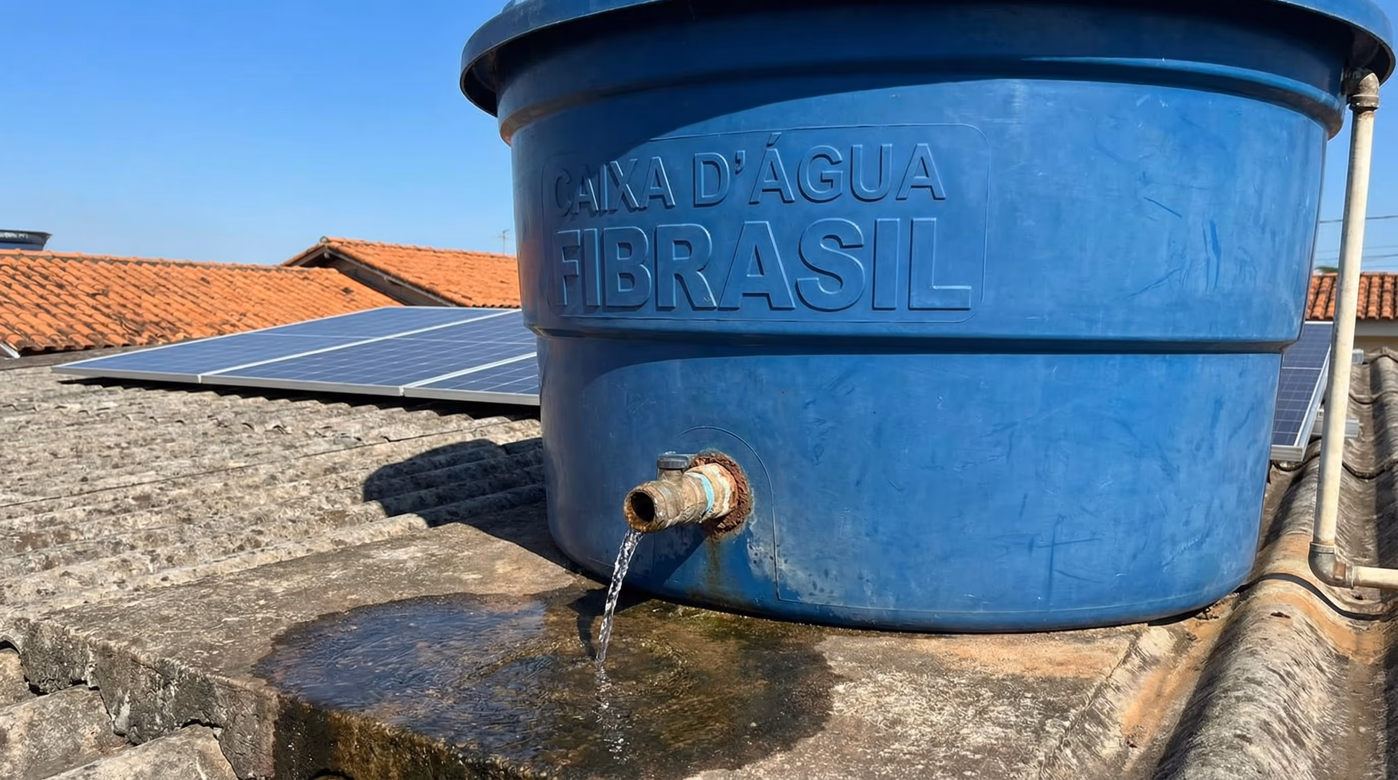 Caixa d'água com sinais de vazamento