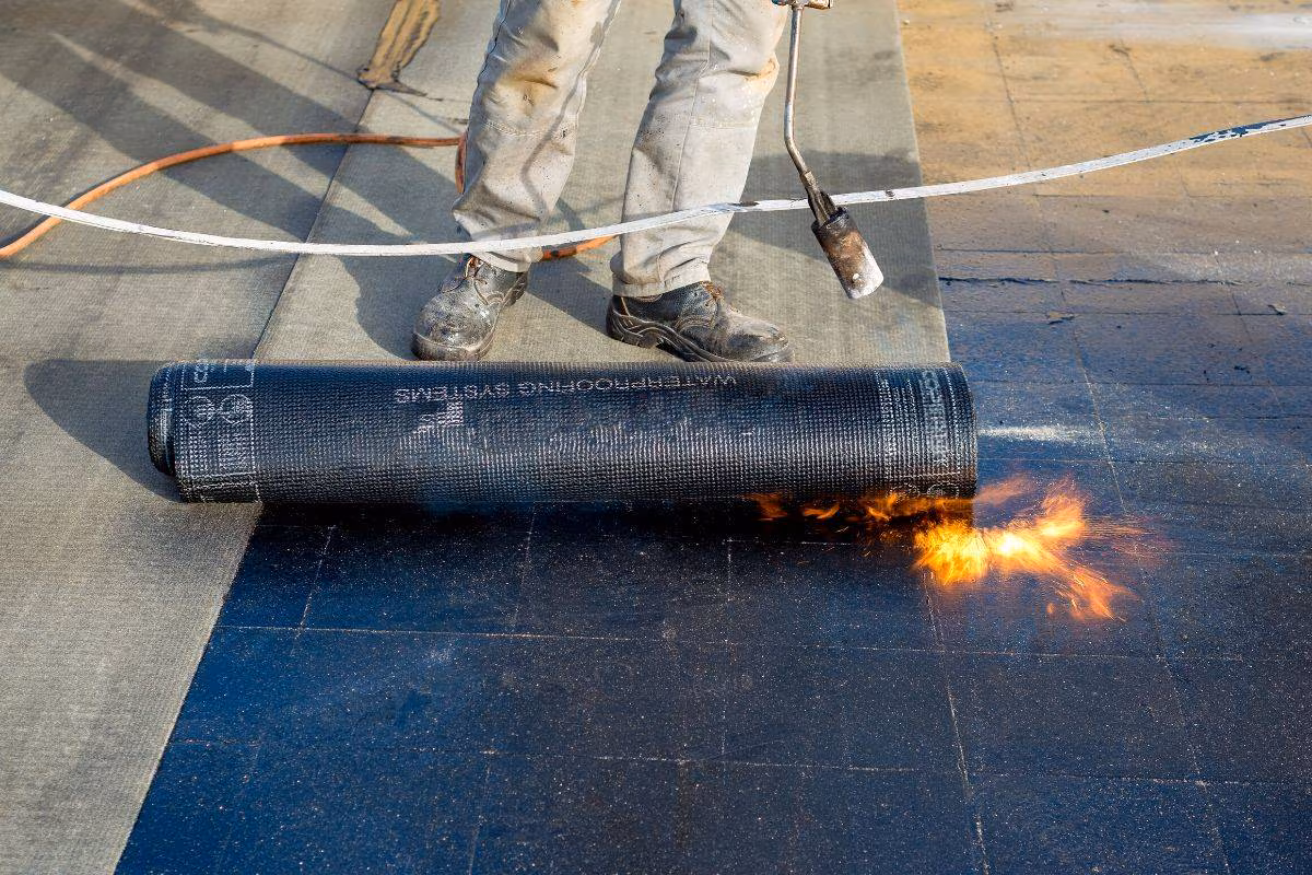 Aplicação de manta asfáltica para impermeabilização de laje