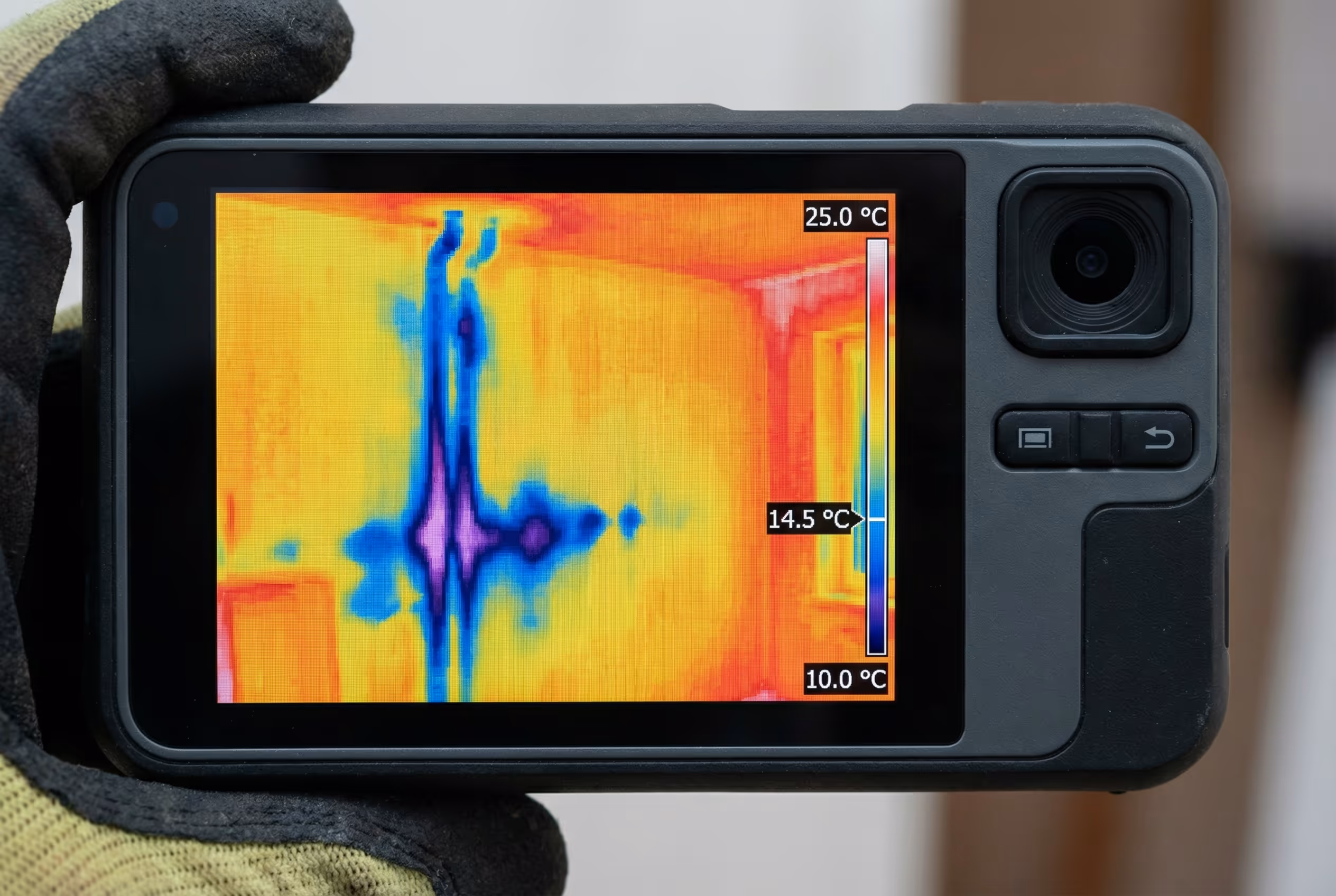 Imagem termográfica mostrando vazamento oculto na parede