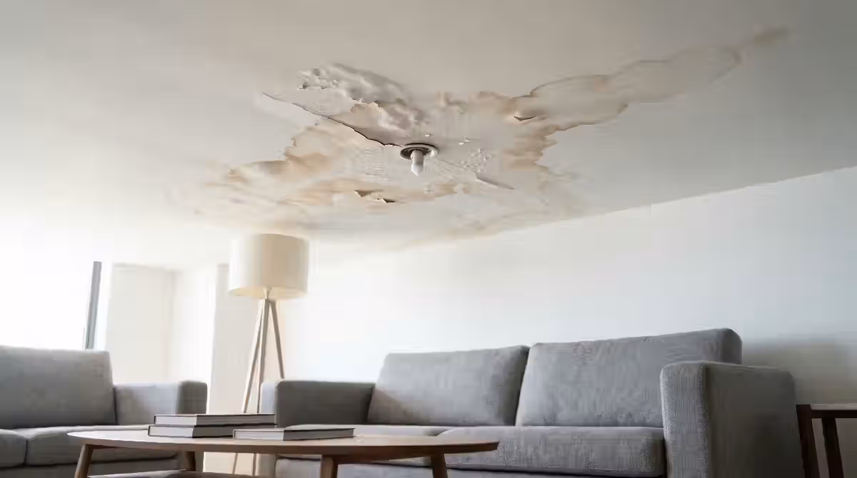 Infiltração no teto do apartamento